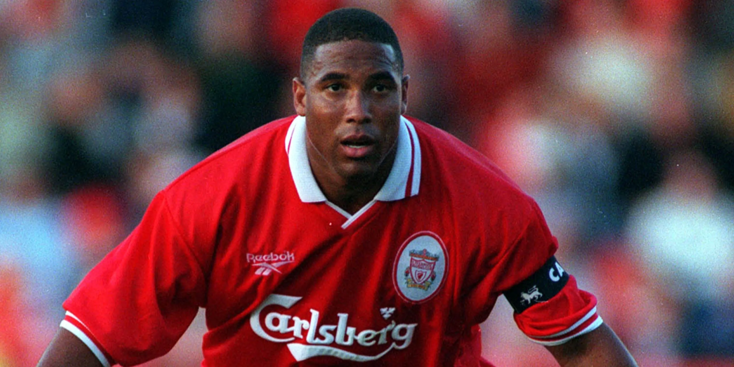 Huyền thoại John Barnes của Liverpool đi bóng qua đối thủ