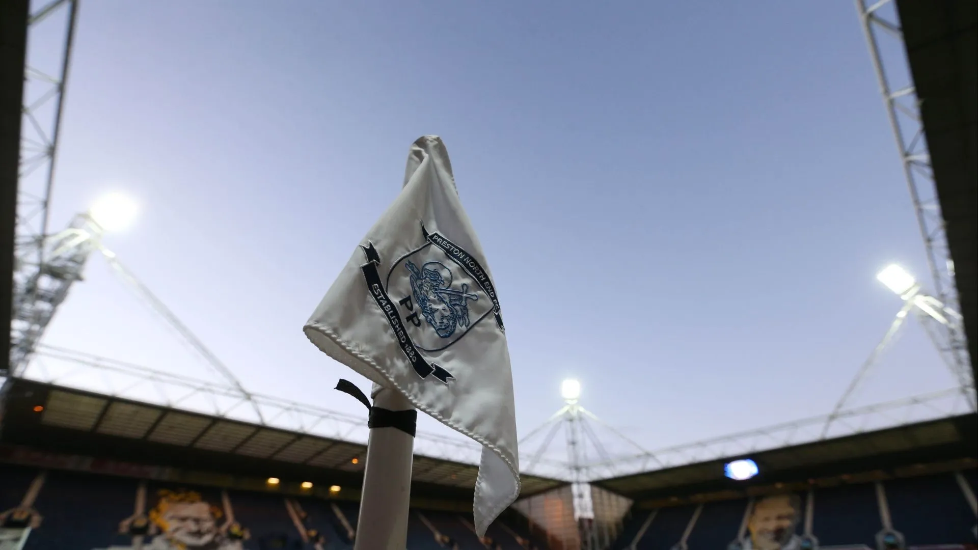 Logo nhà tài trợ Spud Bros gây tranh cãi trên áo đấu Preston North End 2025/26
