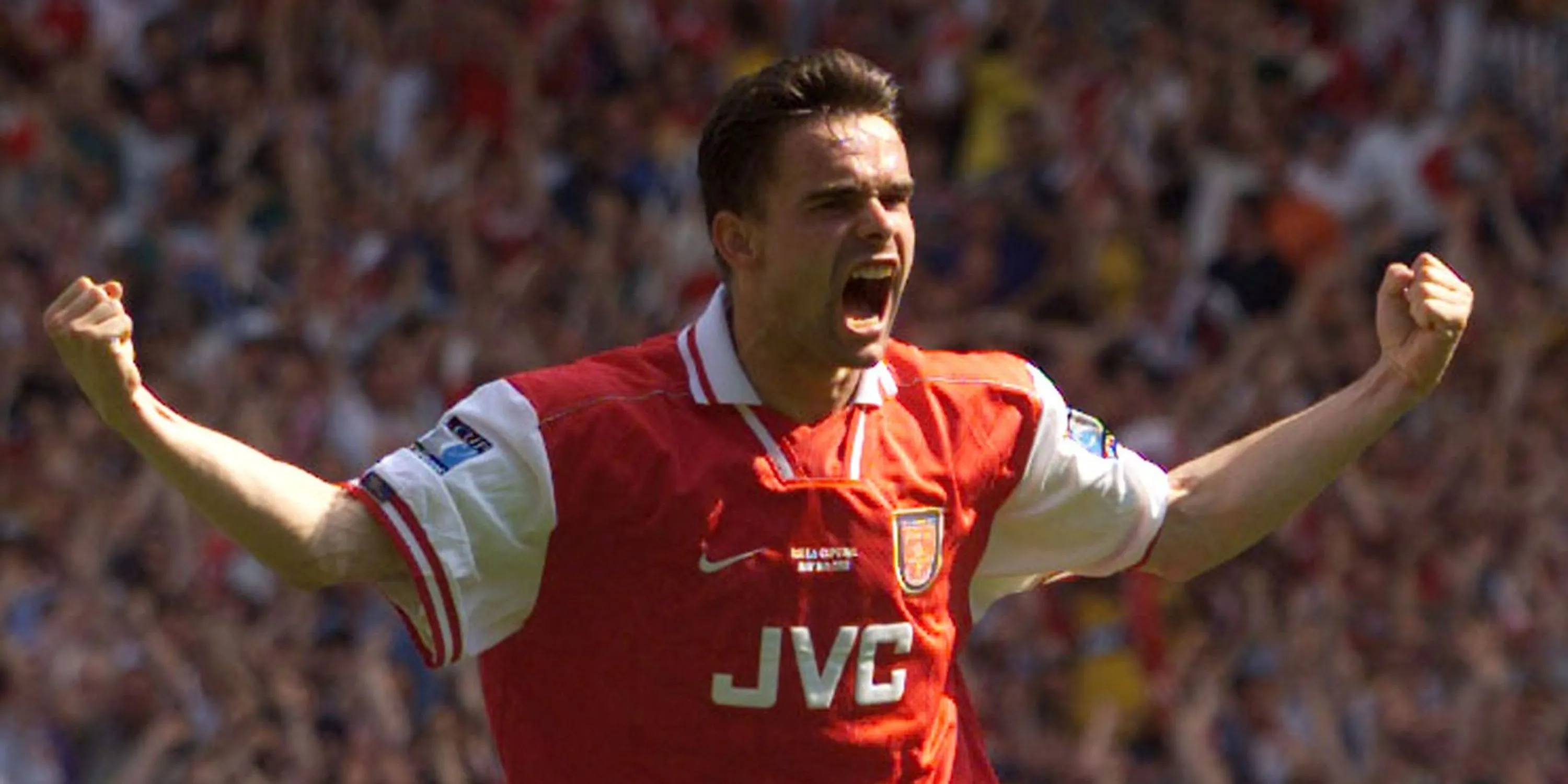 Marc Overmars ăn mừng đầy phấn khích trong màu áo Arsenal