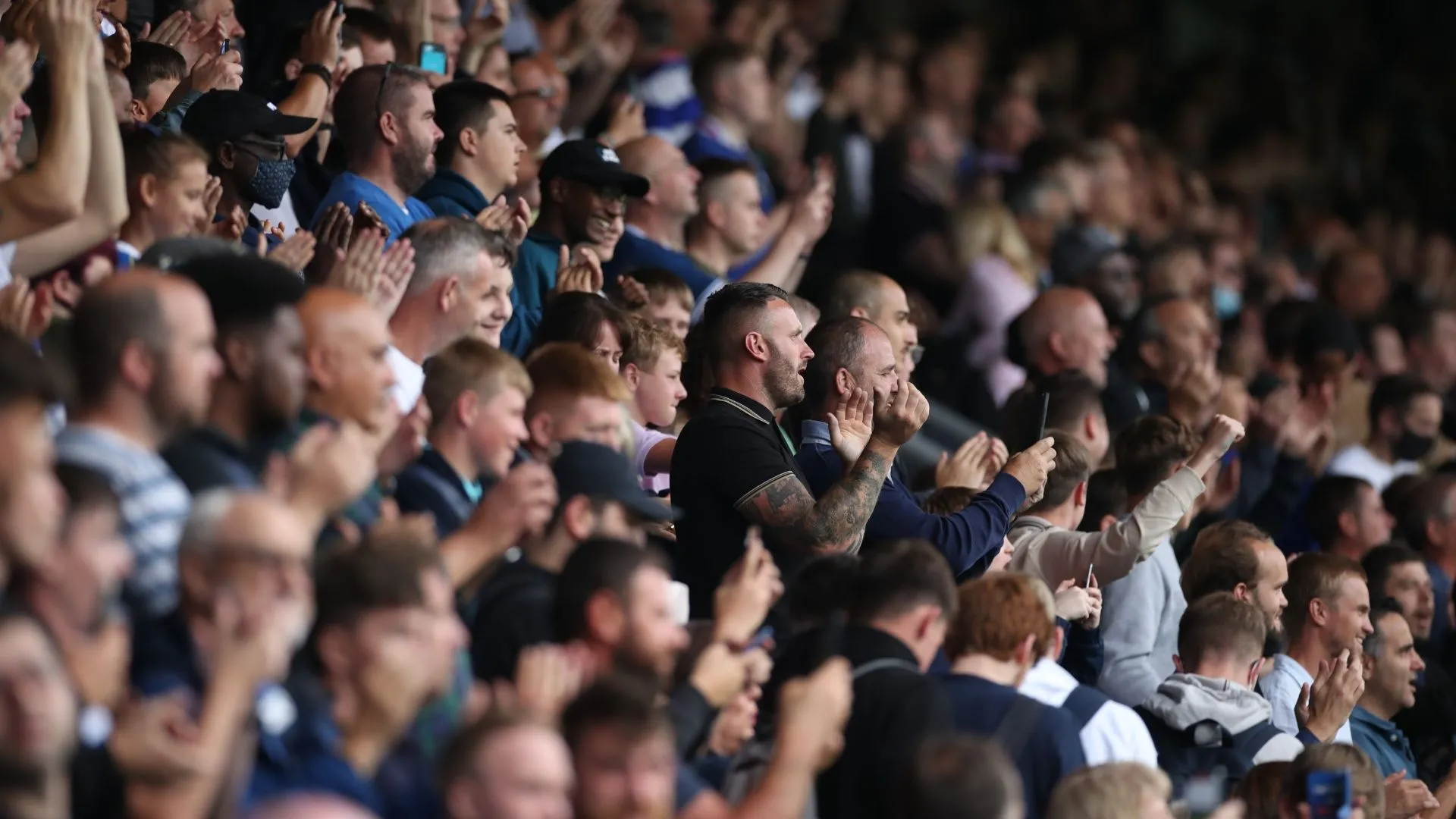 Người hâm mộ QPR cổ vũ đội nhà, hy vọng vào sự phát triển của các tài năng trẻ như Alfie Lloyd