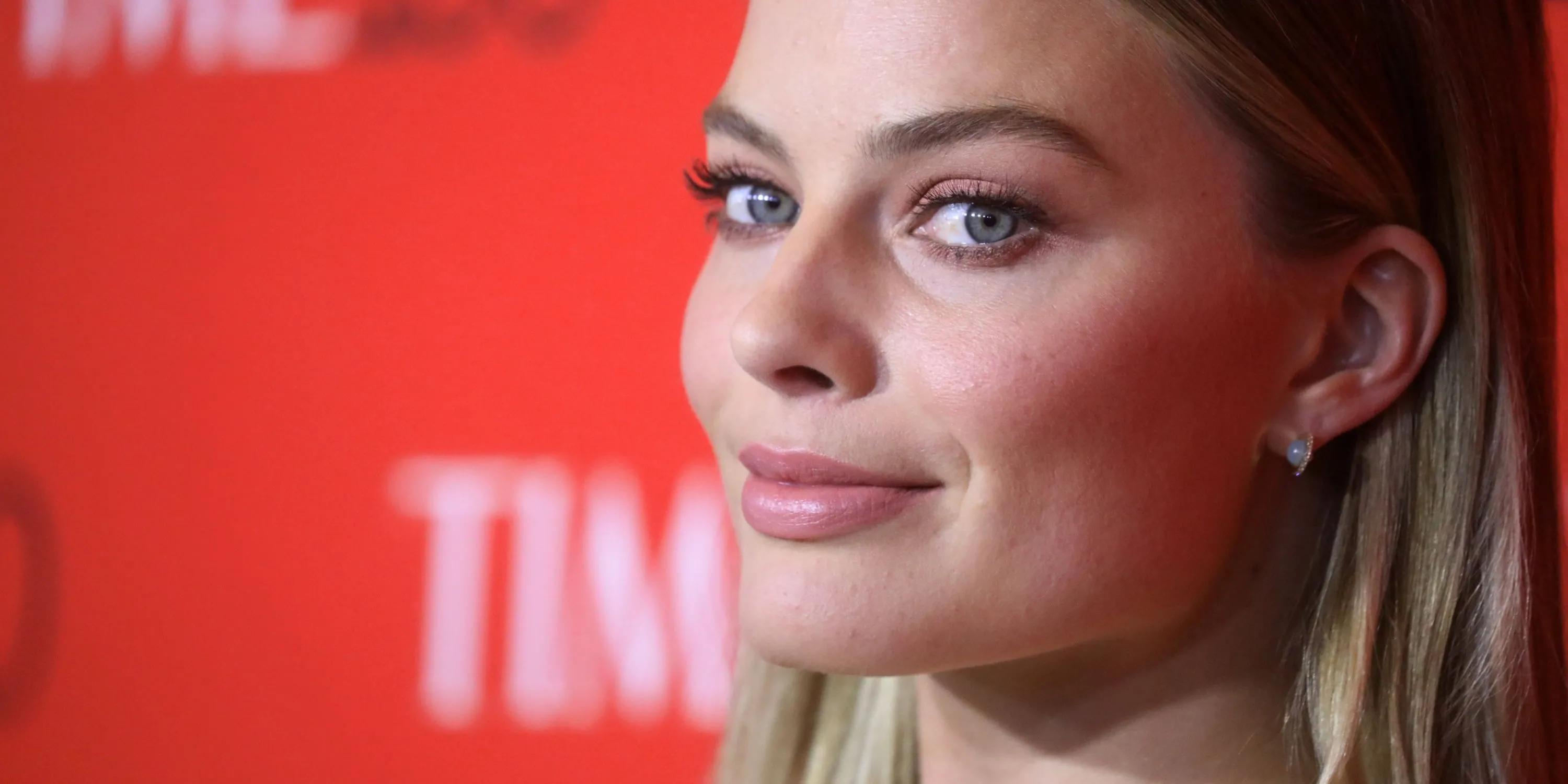 Nữ diễn viên Margot Robbie tại sân Craven Cottage của Fulham, ủng hộ đội bóng yêu thích.