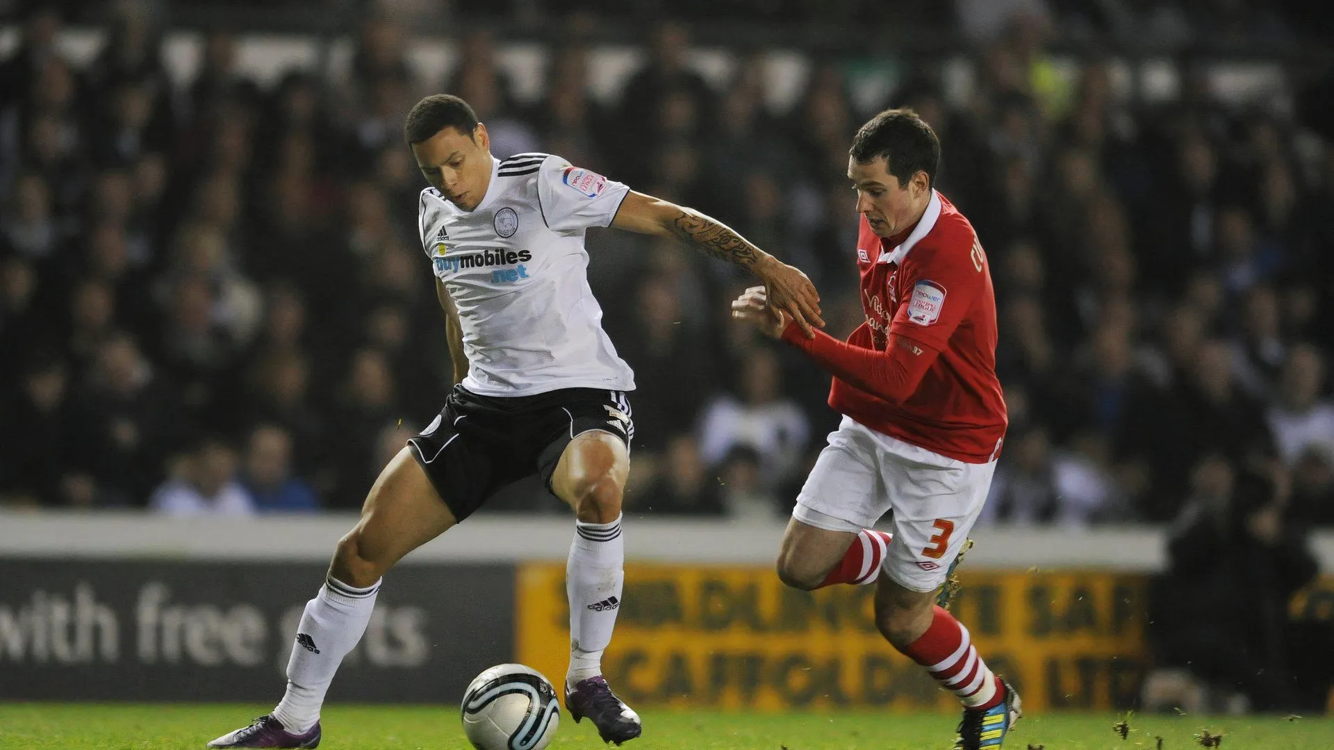 Tiền đạo Nathan Tyson trong màu áo Nottingham Forest chạm trán Derby County