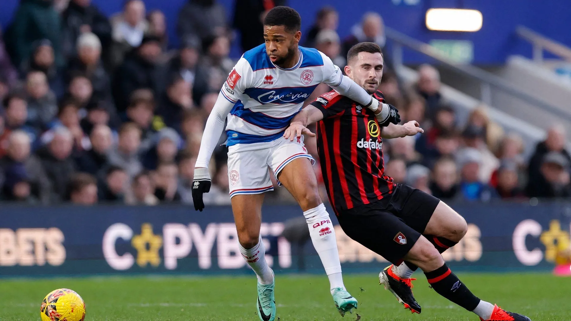 Tiền vệ Elijah Dixon-Bonner trong màu áo QPR, đang tìm kiếm cơ hội ra sân để hồi sinh sự nghiệp