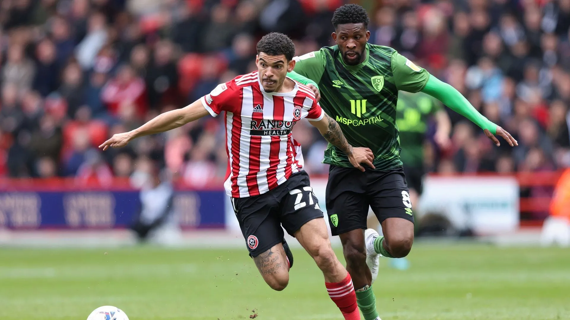 Tiền vệ Morgan Gibbs-White trong một pha tranh chấp bóng ở Championship