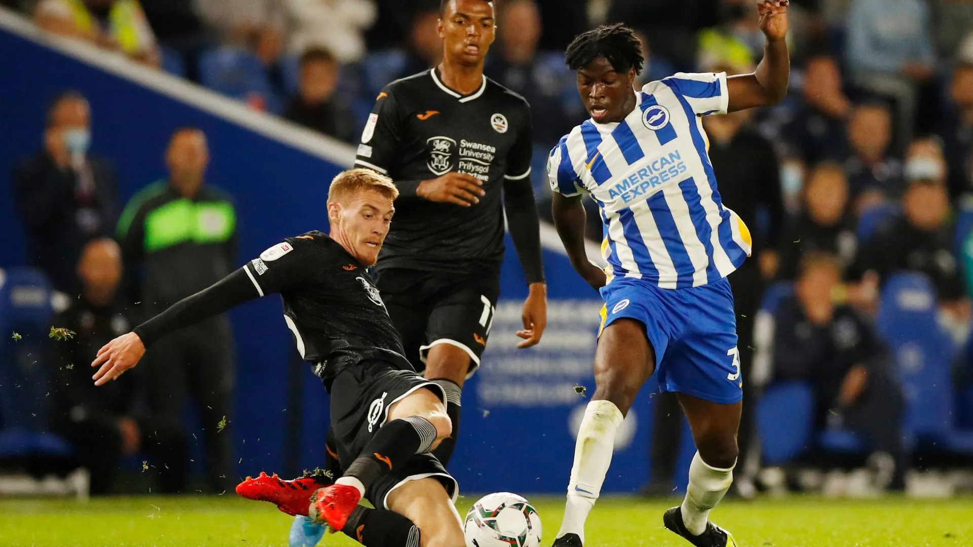 Tiền vệ Taylor Richards khi còn thi đấu cho Brighton, người đang chật vật tìm vị trí tại QPR