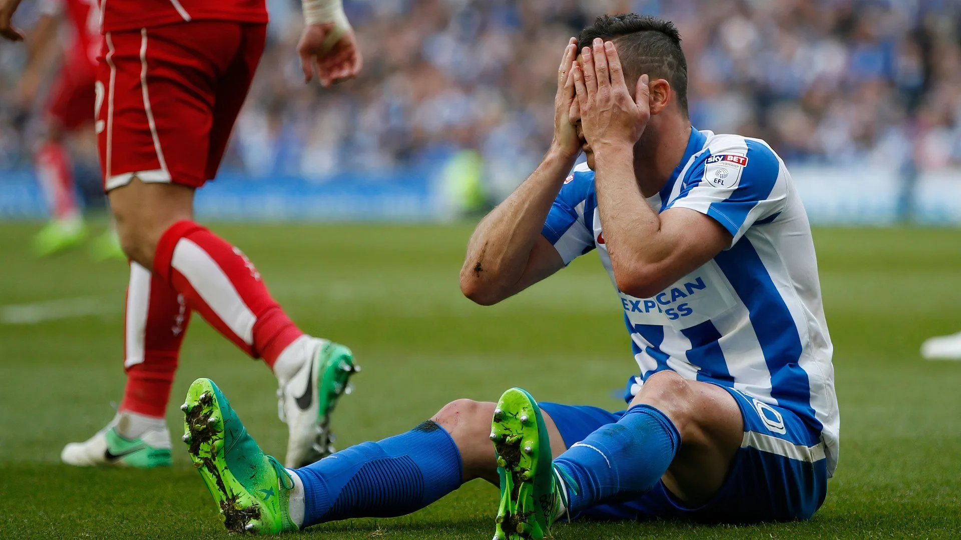 Tomer Hemed thi đấu cho Charlton Athletic, mùa giải 2019-2020 chứng kiến sự thất vọng của tiền đạo người Israel.