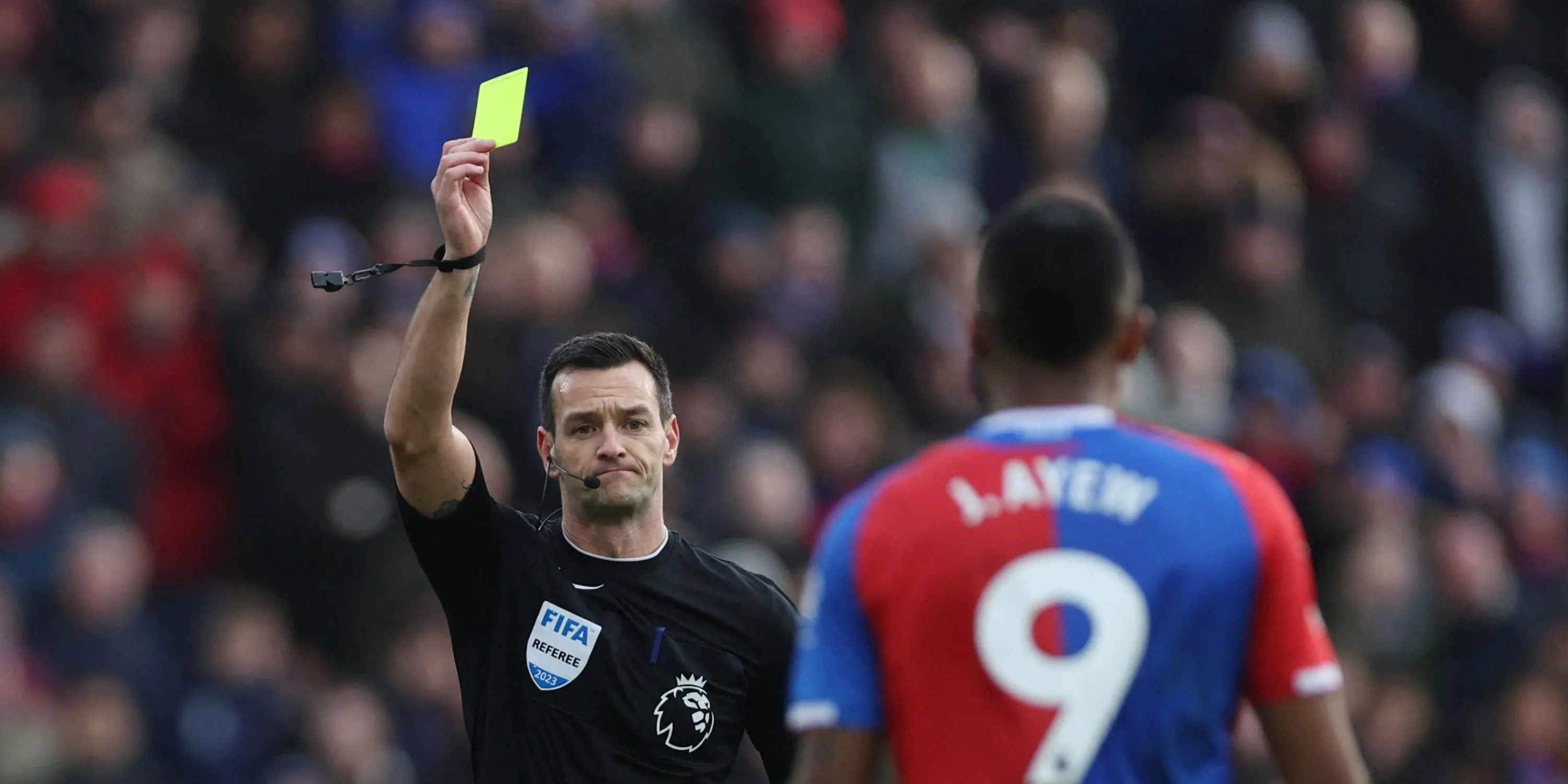 Trọng tài Andrew Madley, một fan trung thành của Huddersfield Town, trong vai trò điều khiển trận đấu Premier League