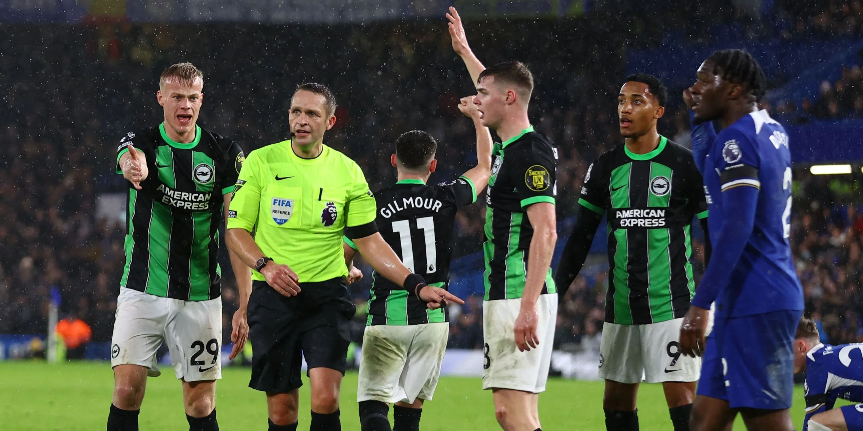 Trọng tài Craig Pawson, một fan của Sheffield United, đưa ra quyết định sau khi tham khảo công nghệ VAR