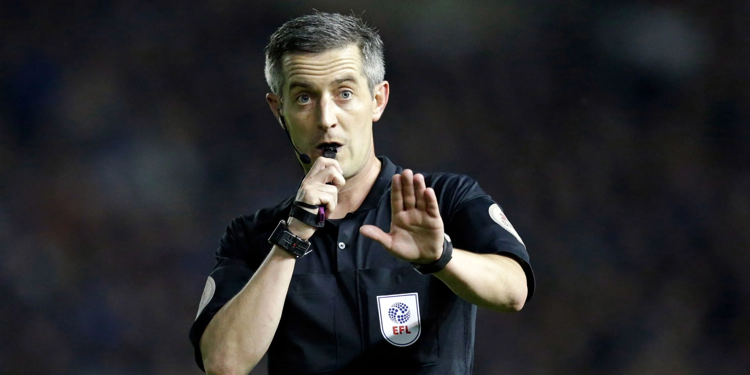 Trọng tài Darren Bond, người mới được đôn lên Premier League, với phong thái tự tin trên sân cỏ