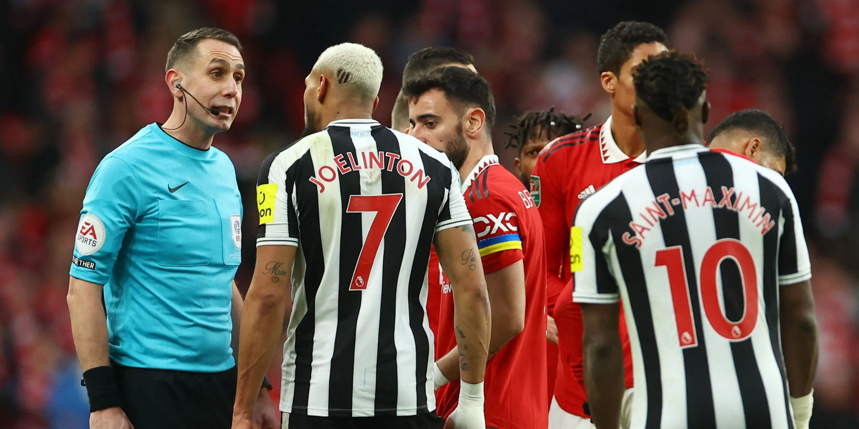 Trọng tài David Coote đang trao đổi với cầu thủ Newcastle, được biết đến là một người hâm mộ Notts County