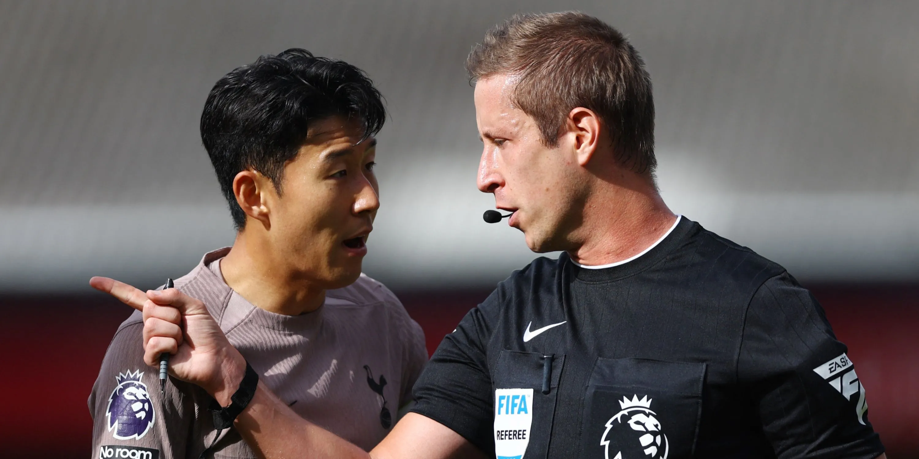 Trọng tài John Brooks, một gương mặt mới trong Premier League, đang lắng nghe Son Heung-min phản đối