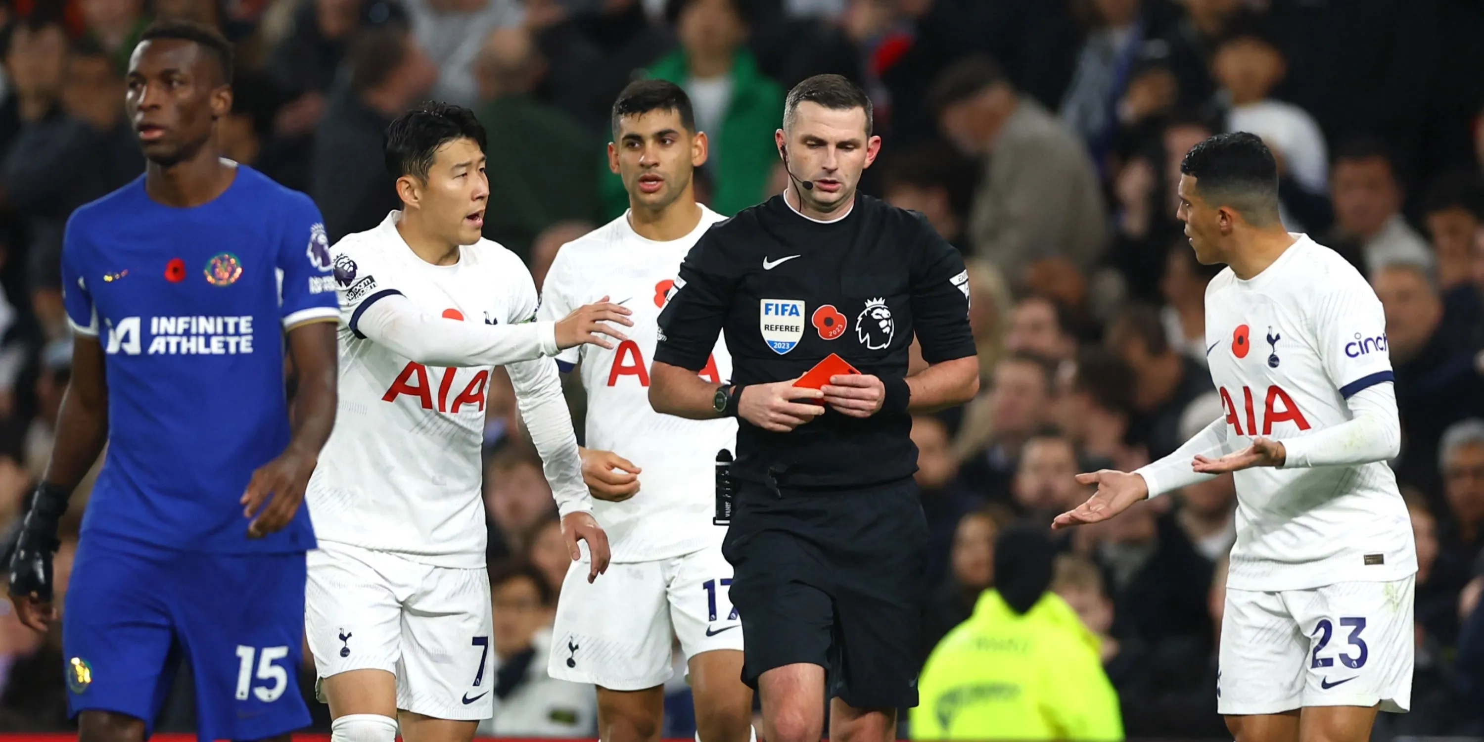 Trọng tài Michael Oliver, người hâm mộ Newcastle United, trong một tình huống tranh cãi với cầu thủ Son Heung-min của Tottenham Hotspur