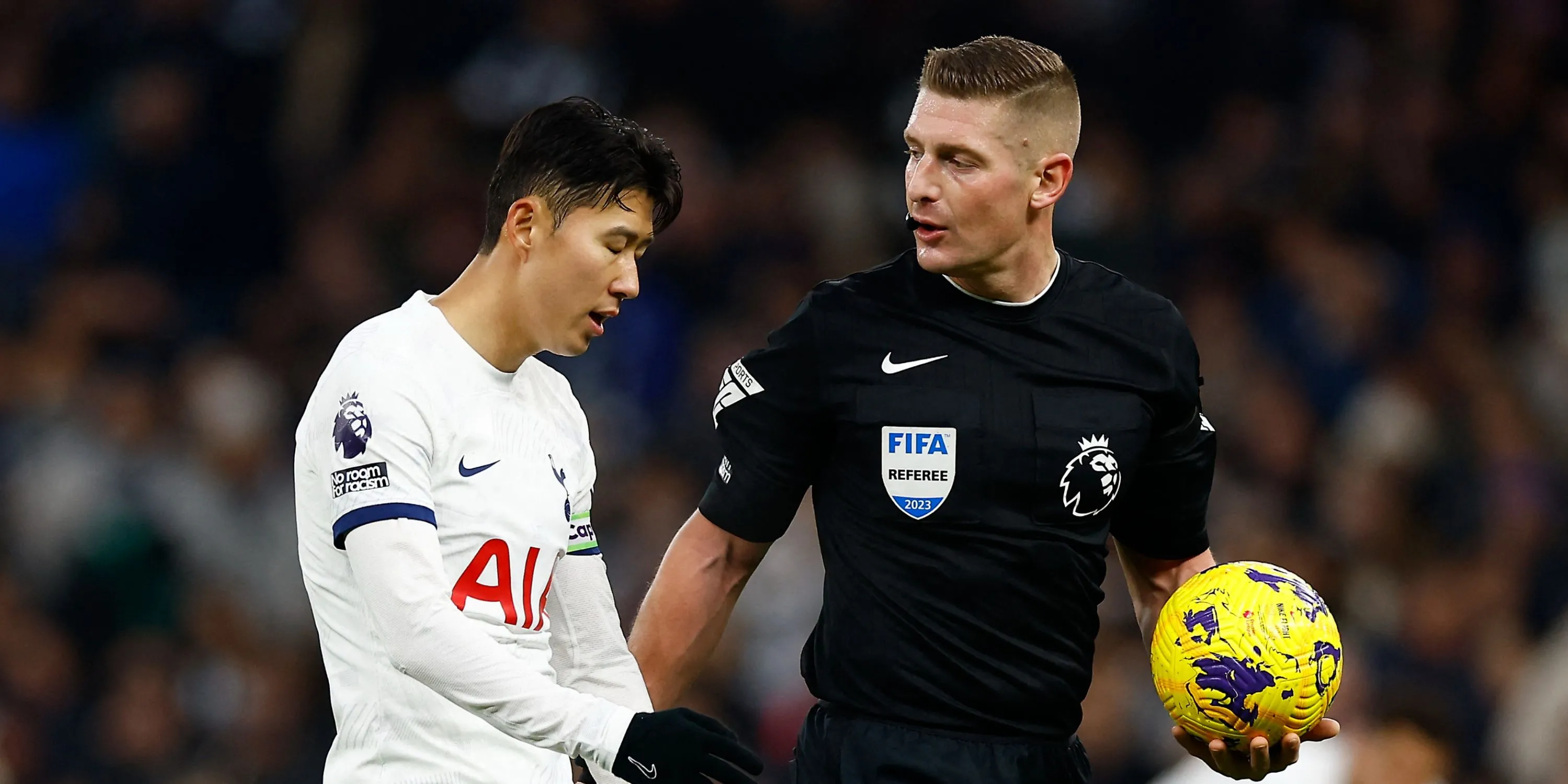Trọng tài Rob Jones, người đến từ Merseyside, vẫn giữ kín đội bóng yêu thích của mình