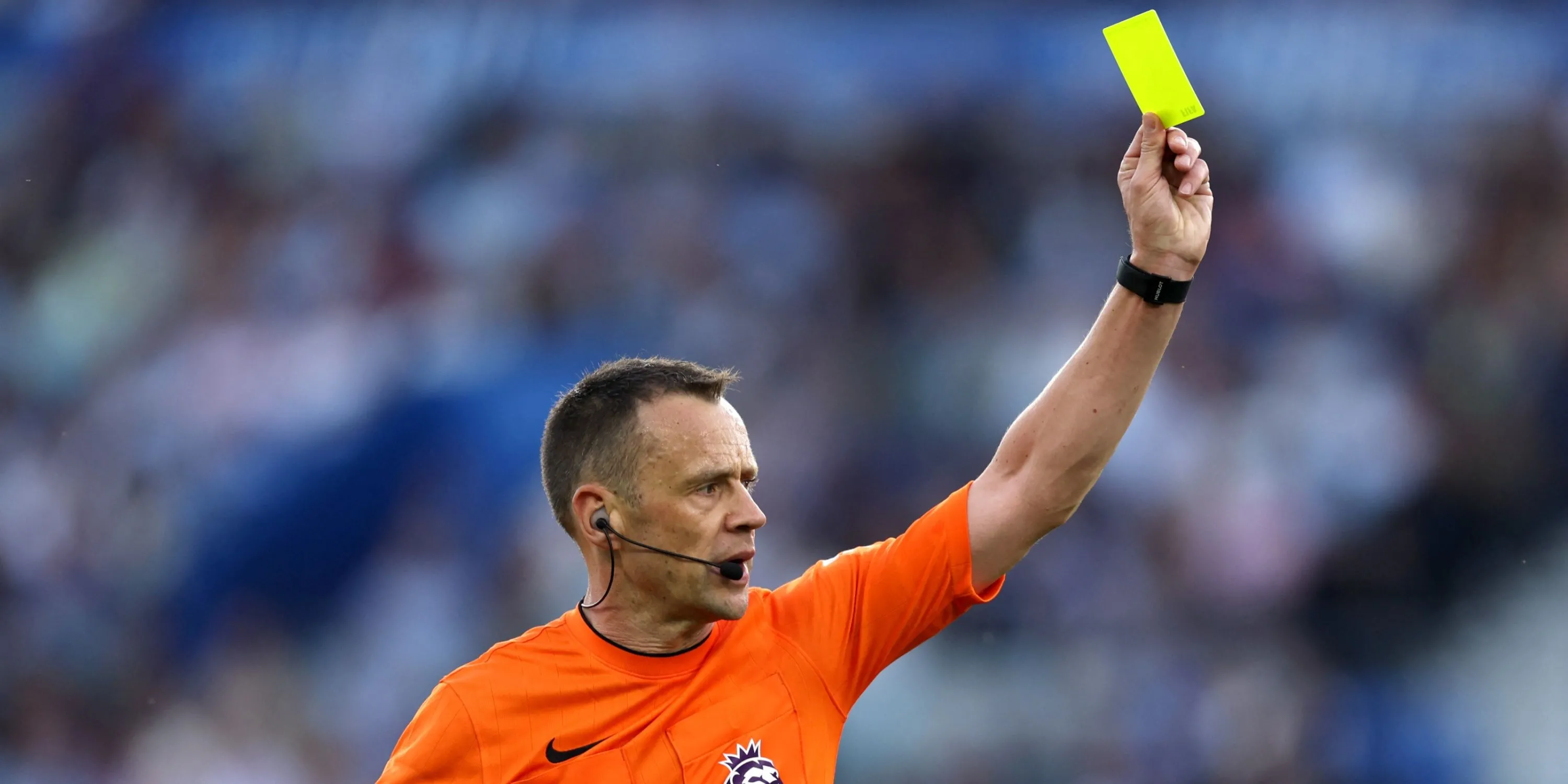 Trọng tài Stuart Attwell, người ủng hộ Luton Town, trên sân trong một trận đấu đỉnh cao của giải Ngoại hạng Anh