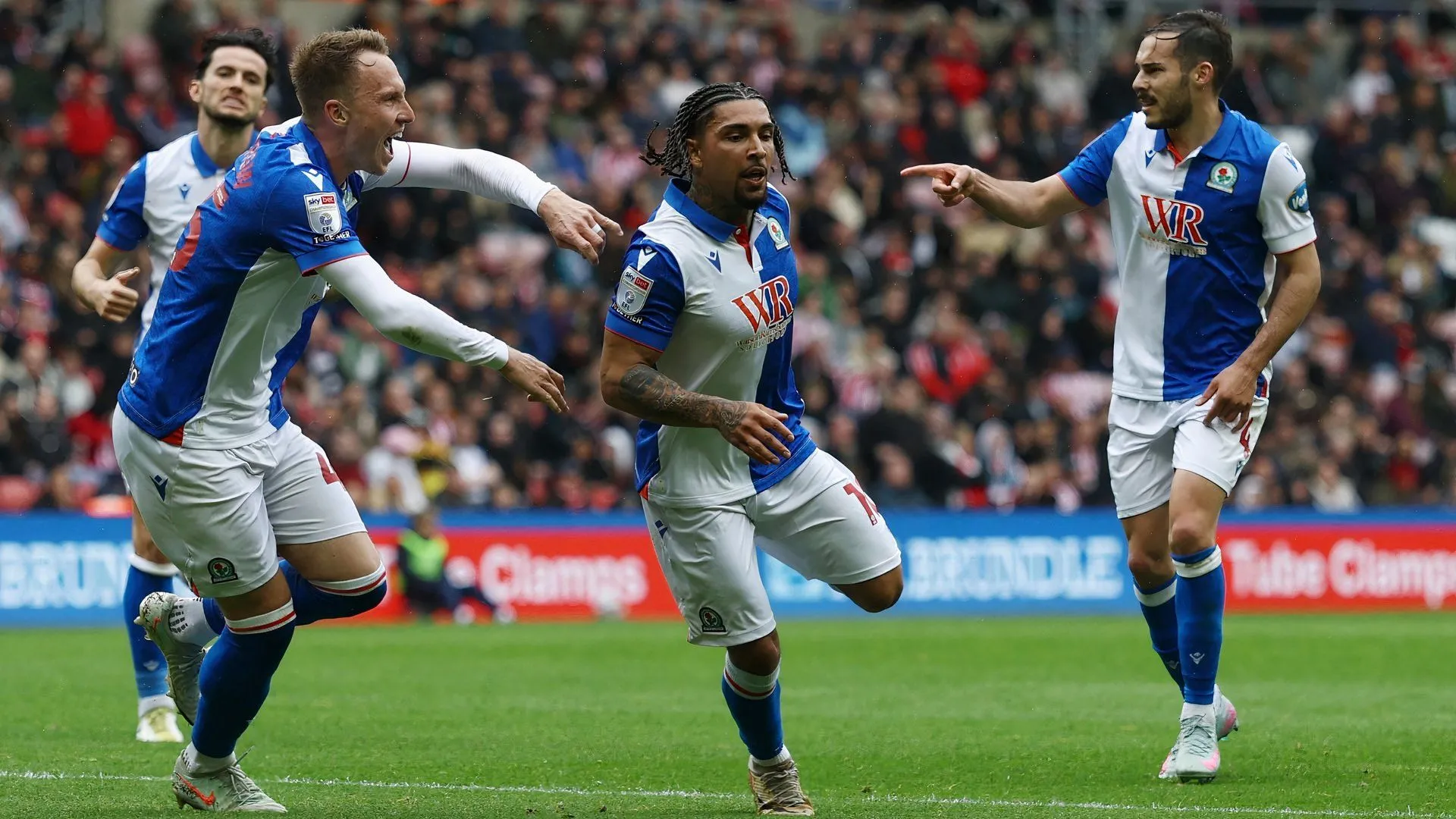 Tyrhys Dolan trong màu áo Blackburn Rovers, một học trò thành công của HLV John Eustace