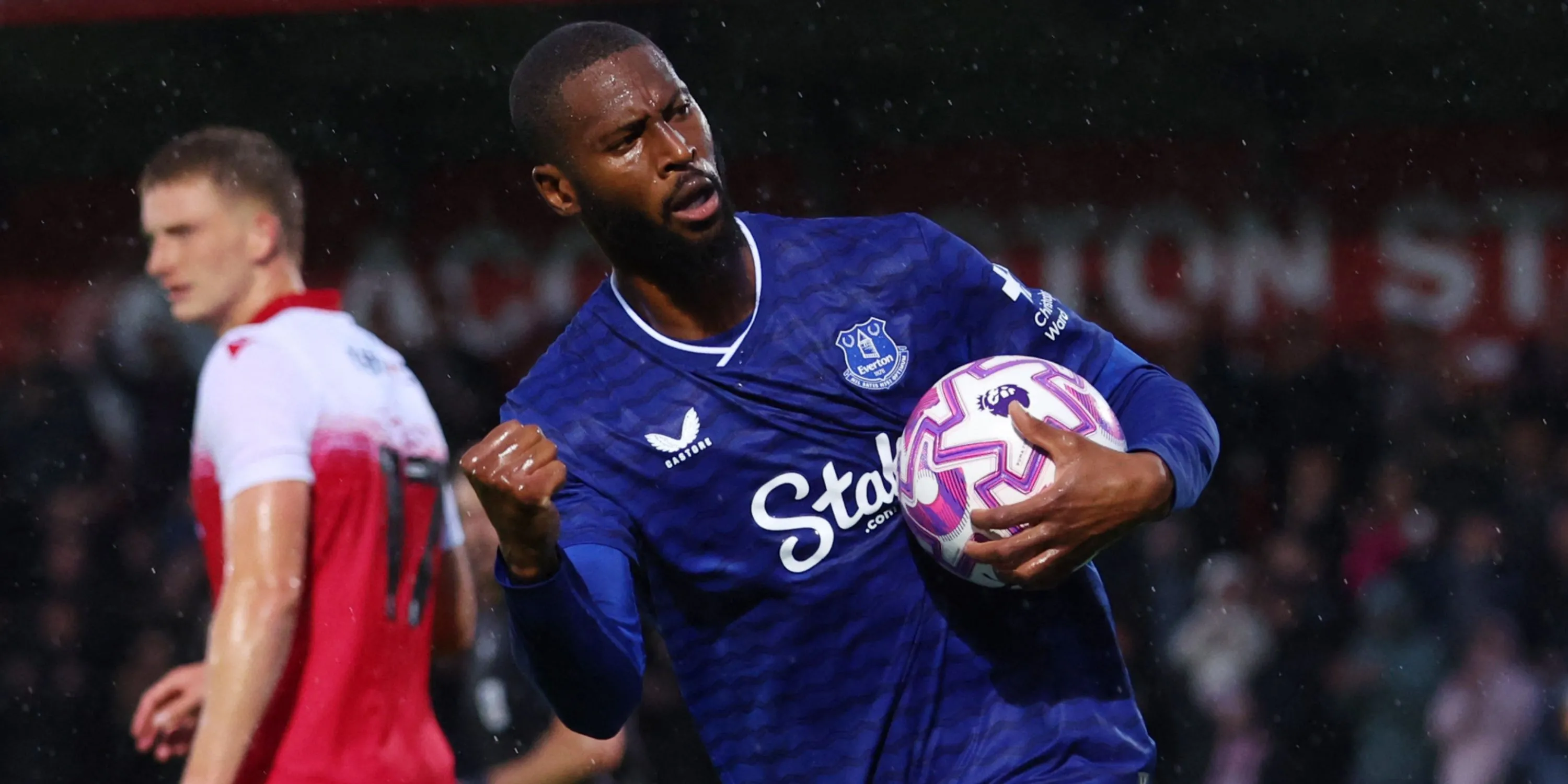 Beto thi đấu cho Everton trong trận giao hữu tiền mùa giải, thể hiện sự thiếu ổn định trong khâu ghi bàn