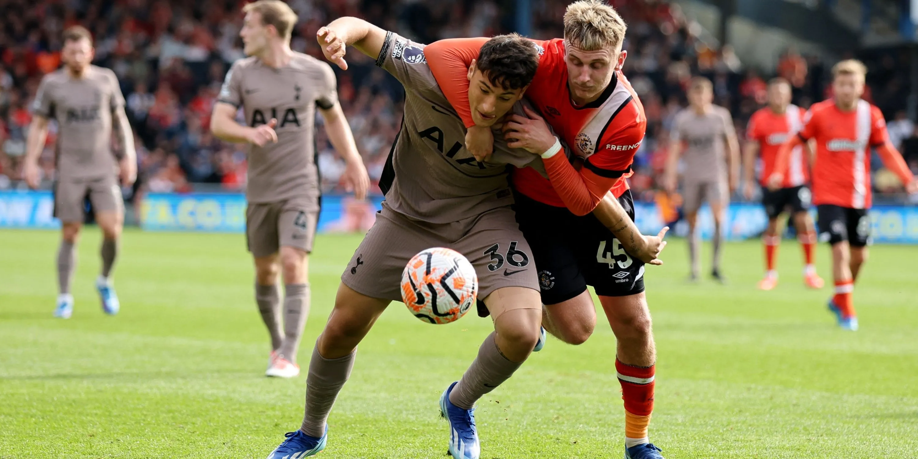 Alejo Veliz trong màu áo Tottenham - tương lai mờ nhạt sau các lần cho mượn