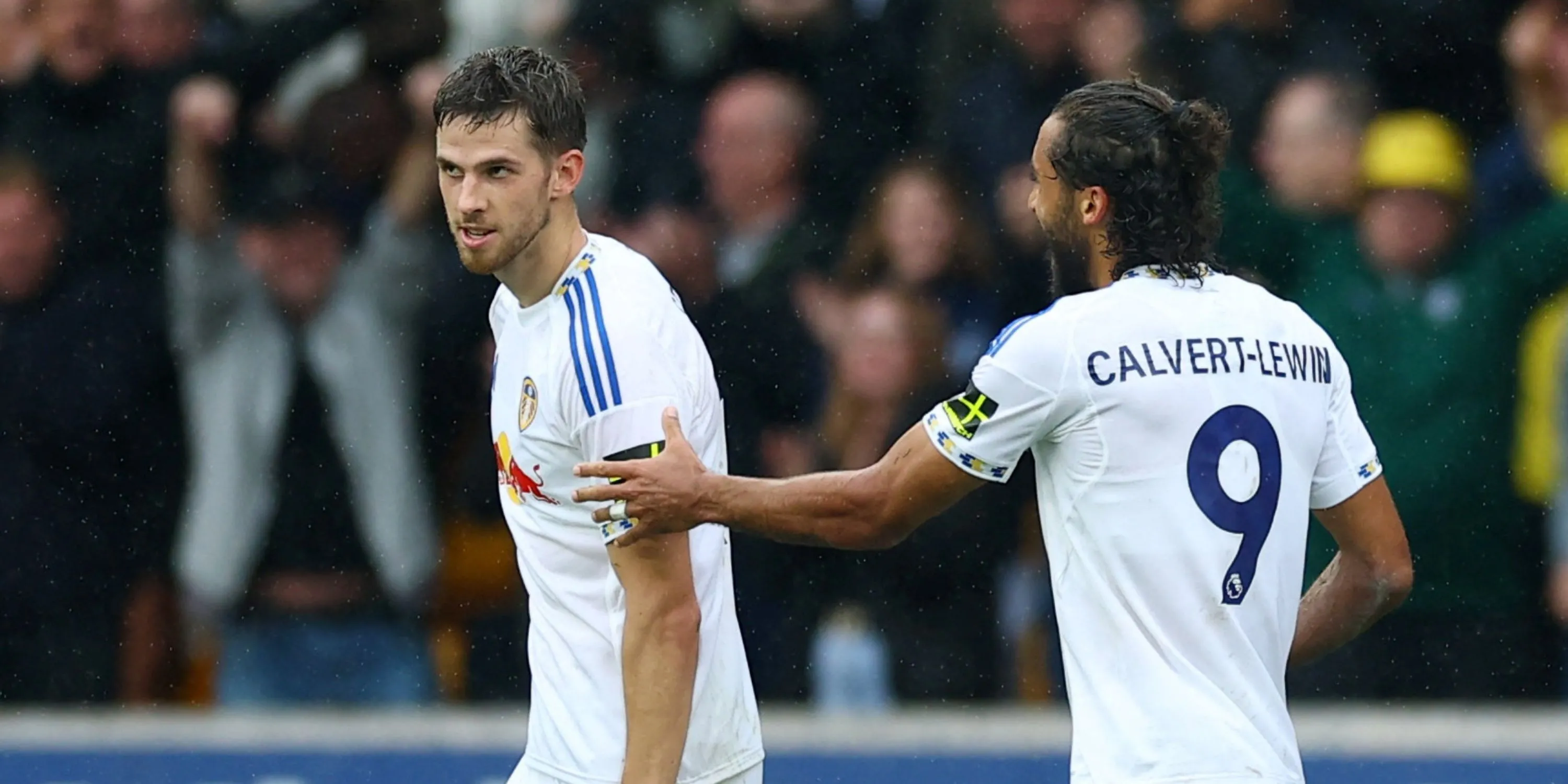 Anton Stach trong màu áo Leeds chiến đấu ở tuyến giữa, chuẩn bị cho trận gặp West Ham tại Elland Road