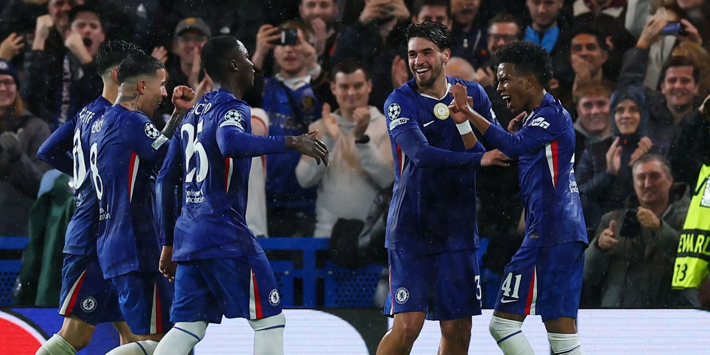 Ba cầu thủ tuổi teen của Chelsea ăn mừng bàn thắng ở Champions League