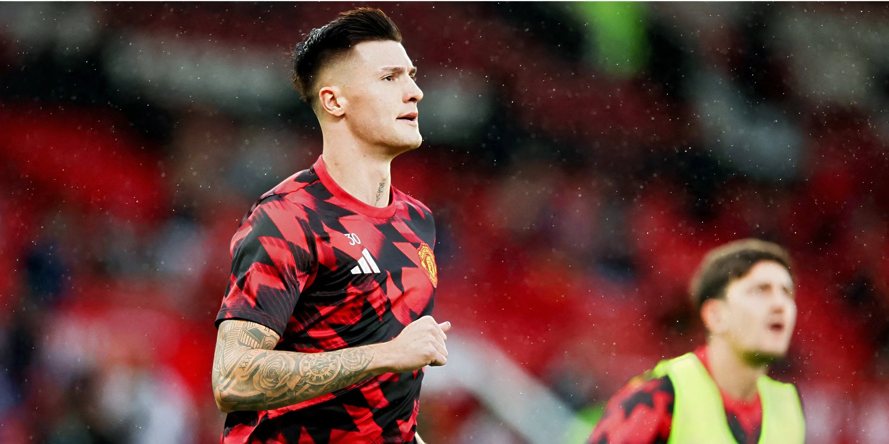 Benjamin Sesko thi đấu cho Manchester United, biểu tượng cho chiến lược sử dụng tiền đạo trẻ của CLB