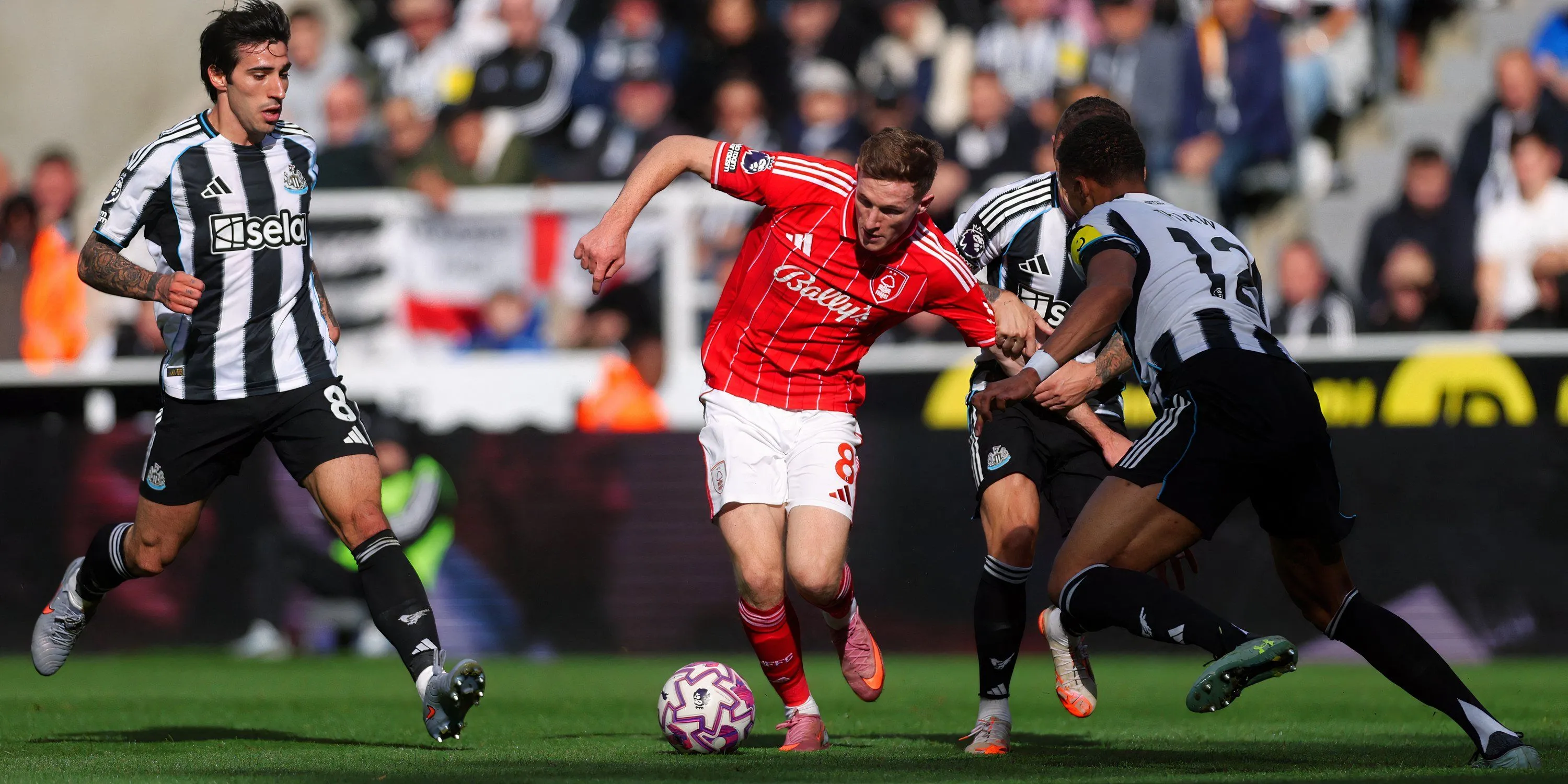 Elliot Anderson trong màu áo Nottingham Forest, tiền vệ trẻ có kỹ thuật và khả năng pressing tốt