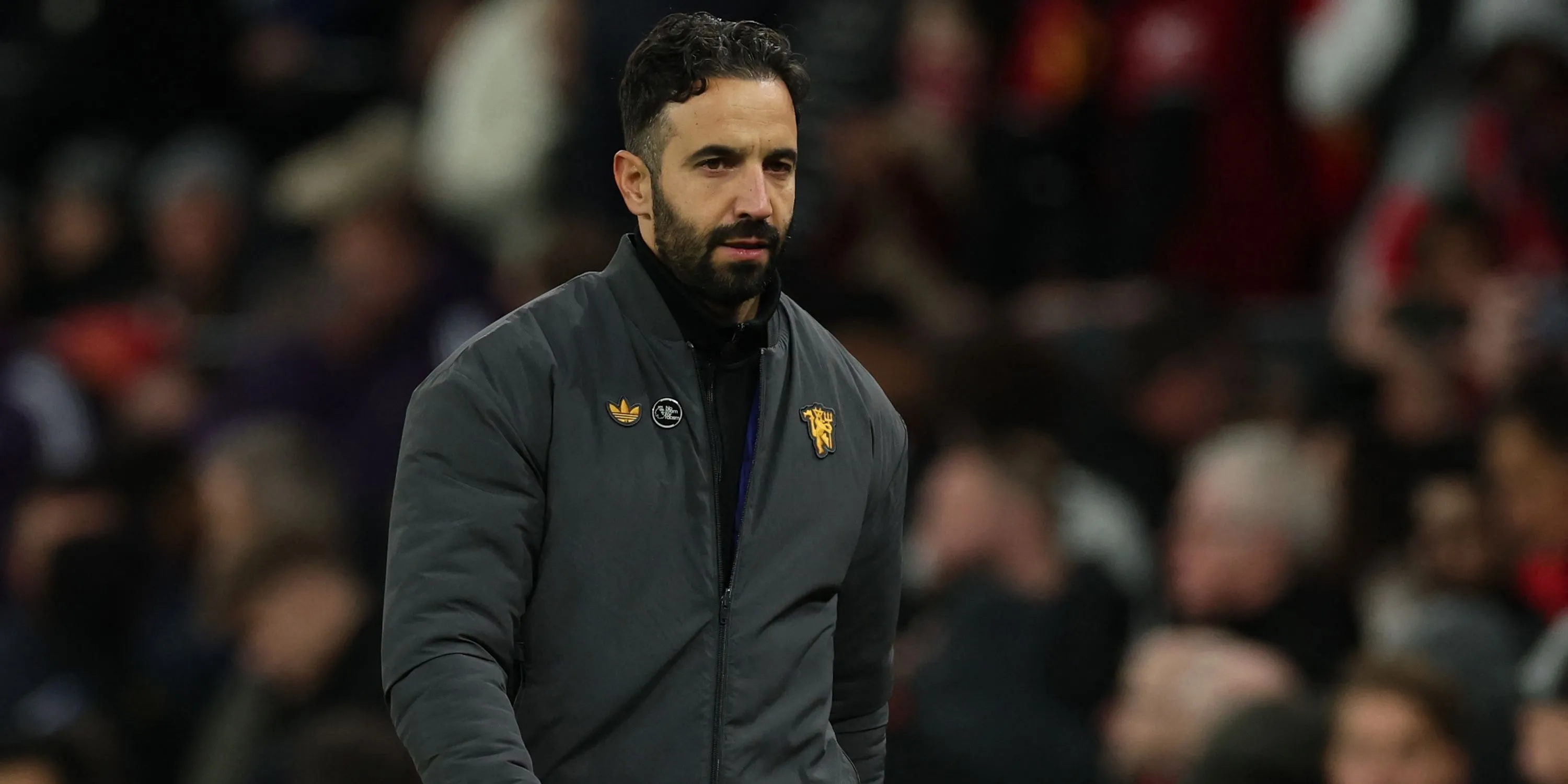 HLV Ruben Amorim trong giờ nghỉ giữa hiệp cùng Man United