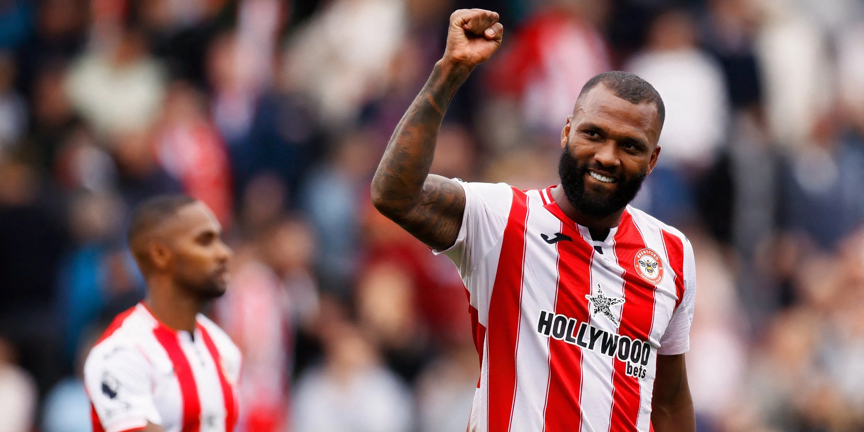 Igor Thiago giữa trung tâm lối chơi của Brentford, pressing quyết liệt và đánh chặn từ xa