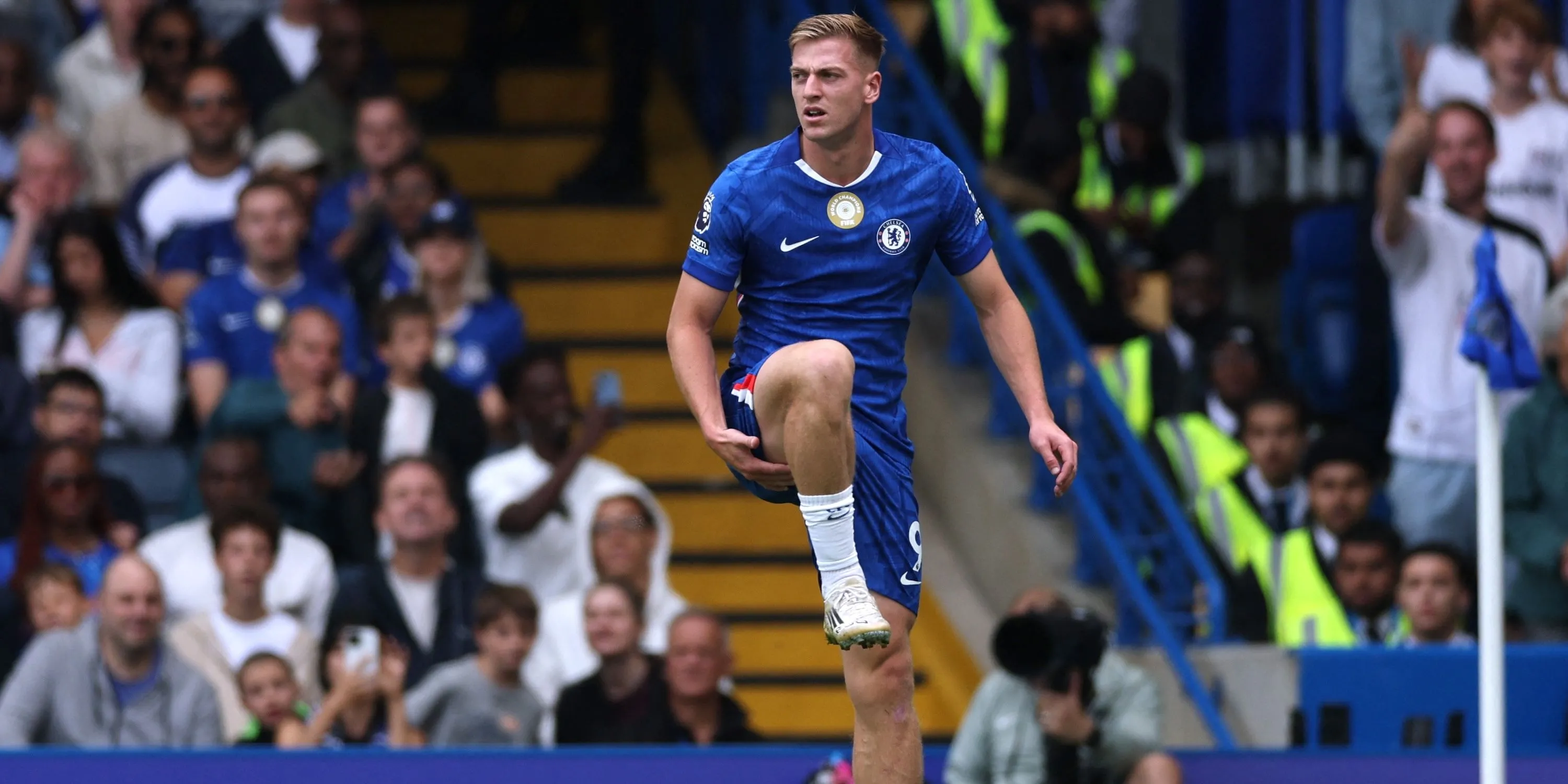 Liam Delap của Chelsea phản ứng sau khi dính chấn thương bắp chân