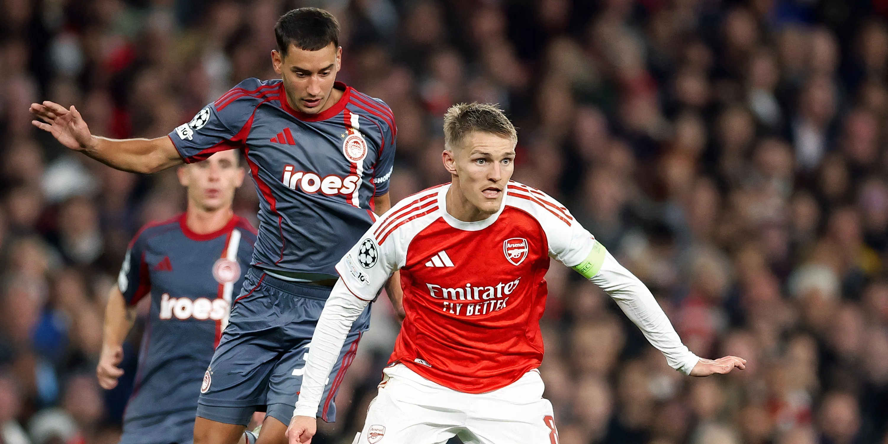 Martin Ødegaard trong màu áo Arsenal kiểm soát bóng giữa tuyến giữa