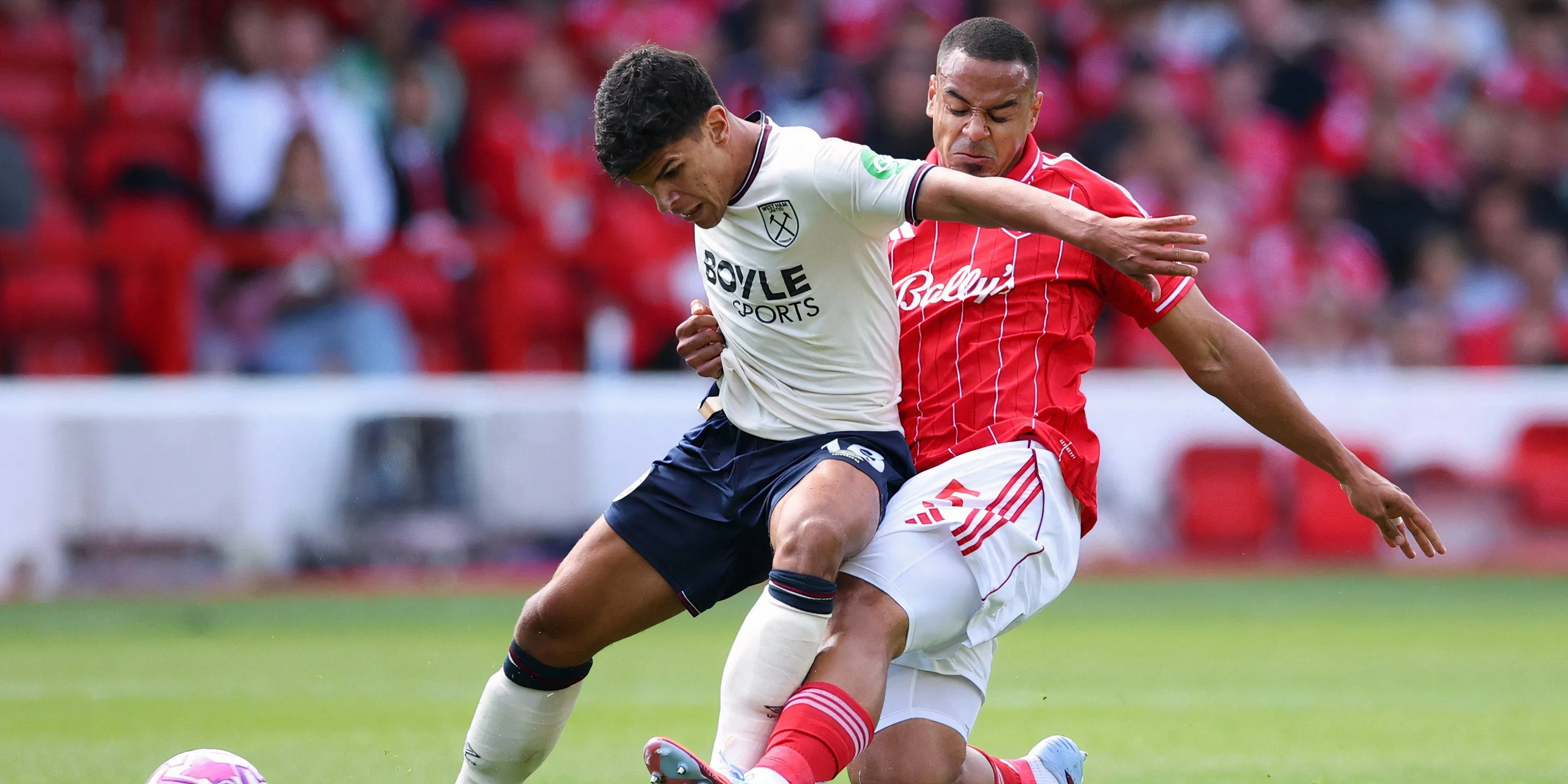 Mateus Fernandes trong màu áo West Ham, tiền vệ đa năng có khả năng tấn công và phòng ngự tốt