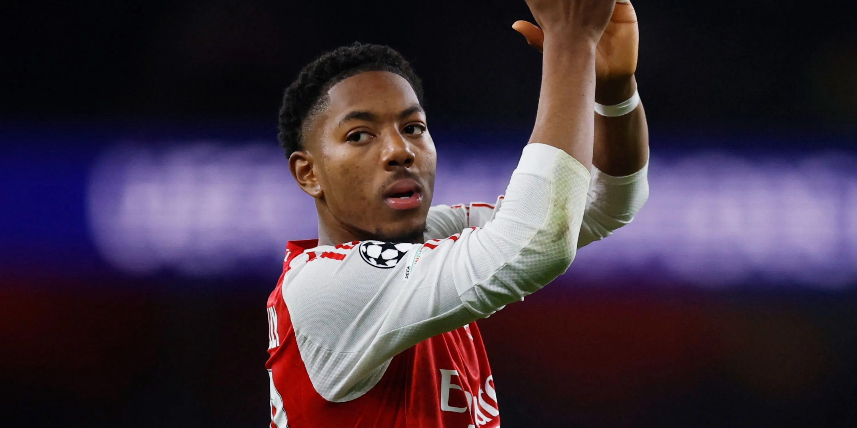 Myles Lewis-Skelly trong màu áo Arsenal, rê bóng và kiến tạo