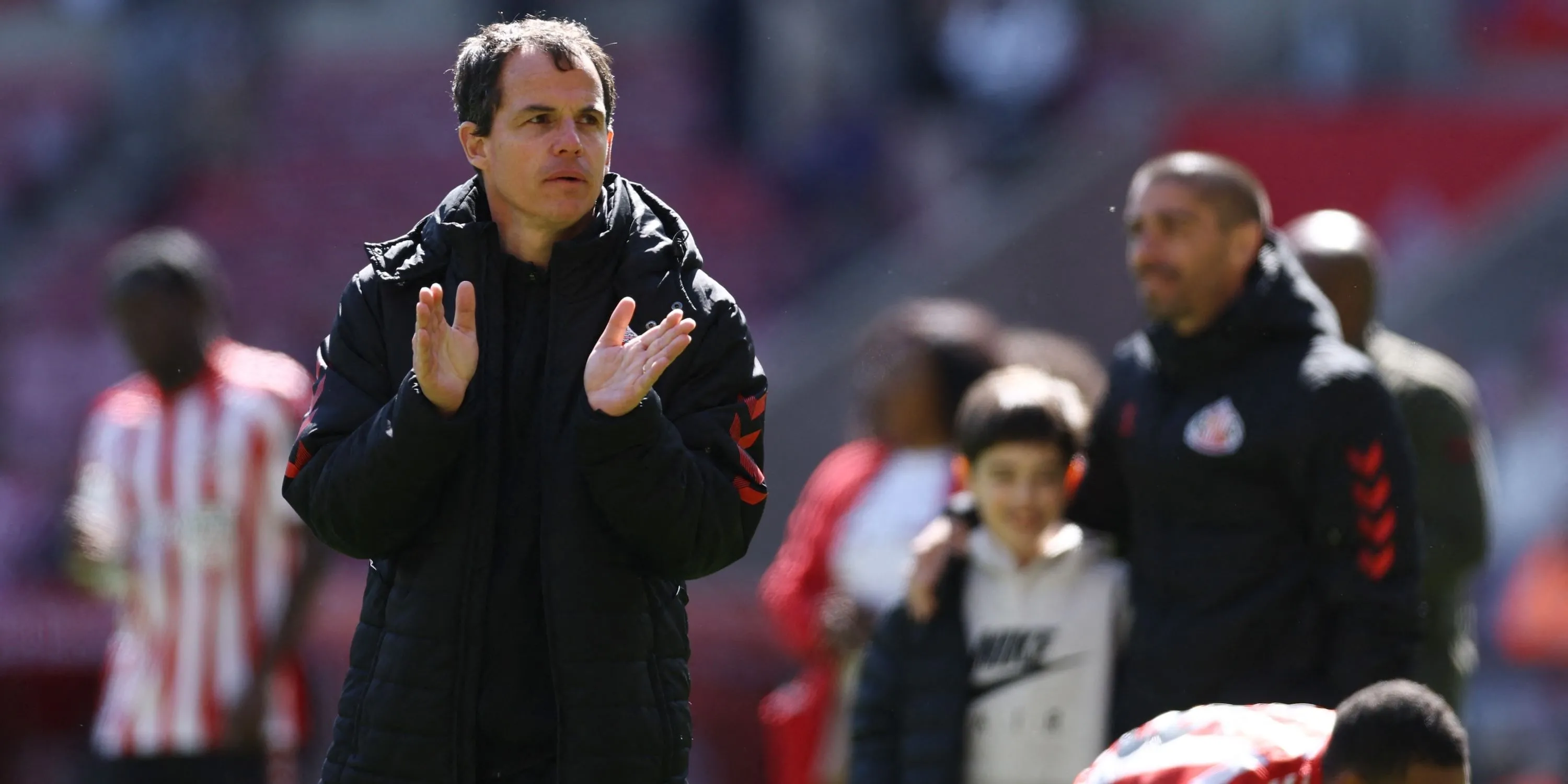 Regis Le Bris vỗ tay khán giả sau trận đấu tại Sân Vận Động Ánh Sáng, HLV Sunderland thể hiện sự tự tin trước thử thách lớn