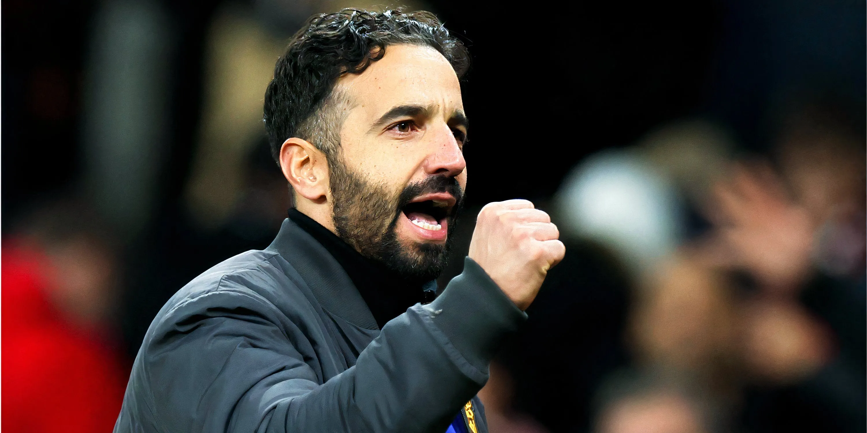 Ruben Amorim quan sát buổi tập Man United, nơi nhiều cầu thủ trẻ được trao cơ hội