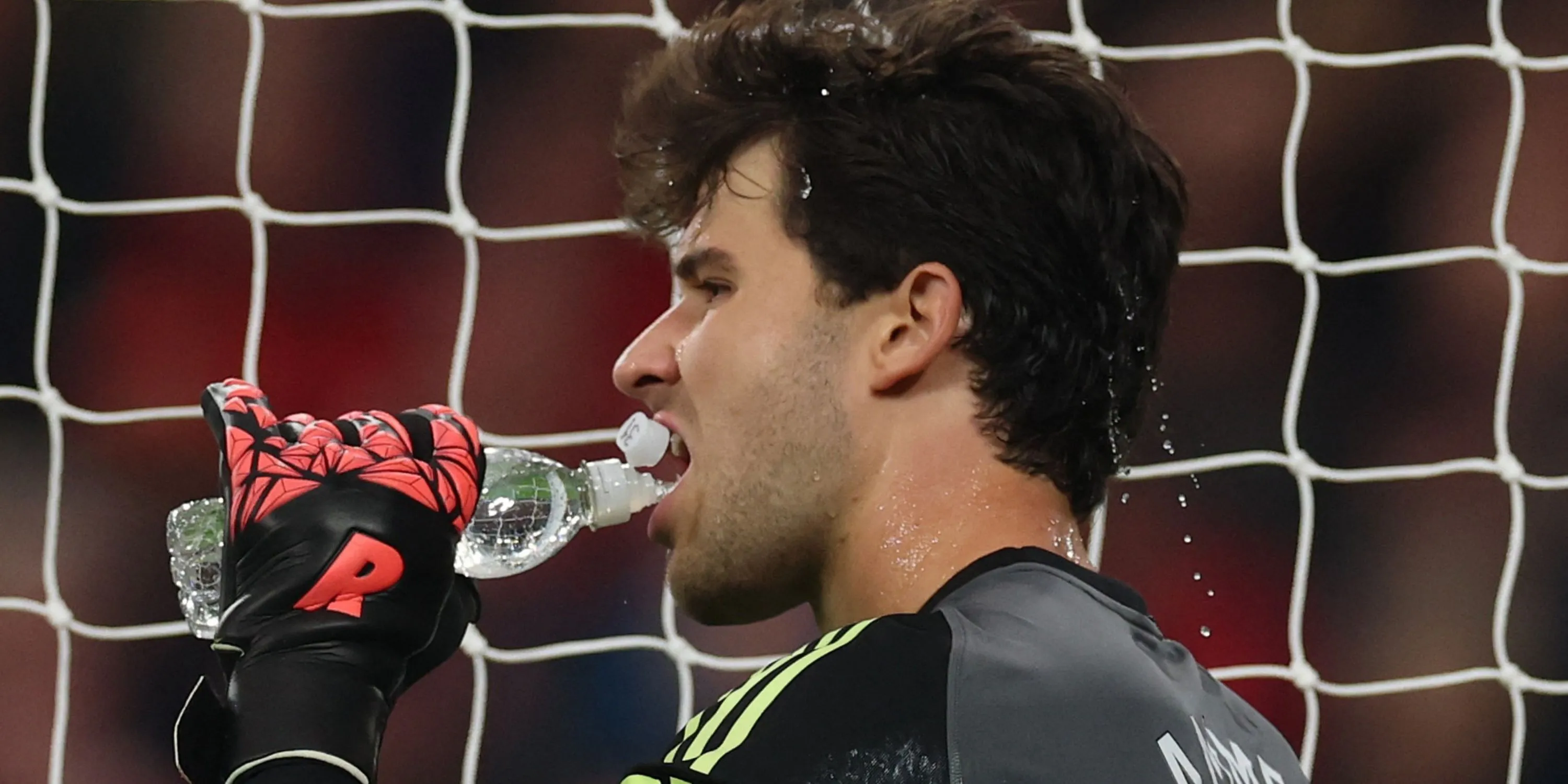 Senne Lammens thực hiện pha cản phá trong trận ra mắt, thể hiện phản xạ tốt và sự tự tin